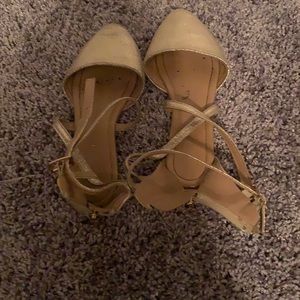 Kind of ballet shoes that are gold with glitter